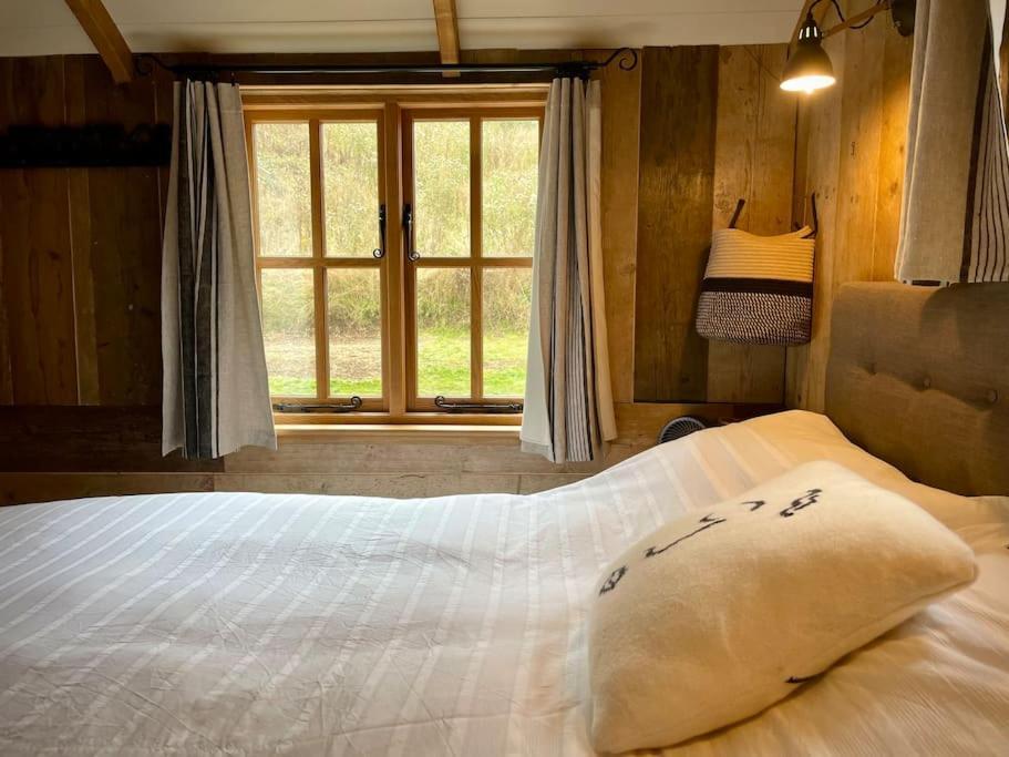 The Walnut Wagon In The Heart Of Mells. Appartement Frome Buitenkant foto