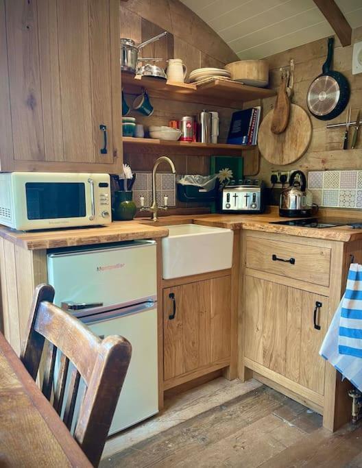 The Walnut Wagon In The Heart Of Mells. Appartement Frome Buitenkant foto