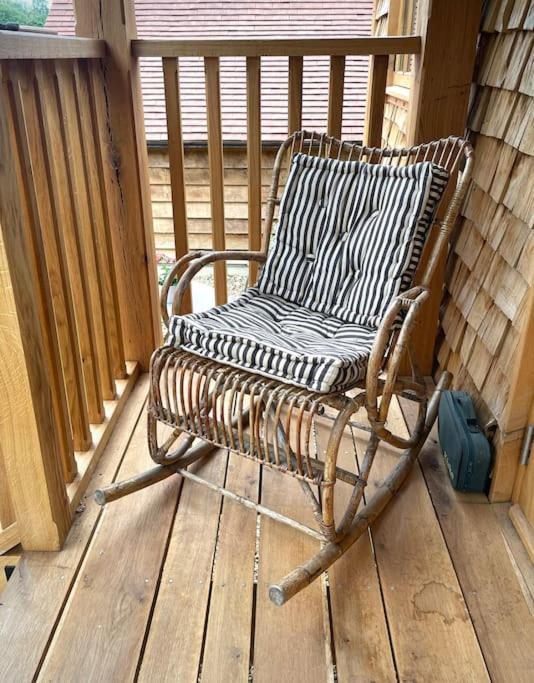The Walnut Wagon In The Heart Of Mells. Appartement Frome Buitenkant foto